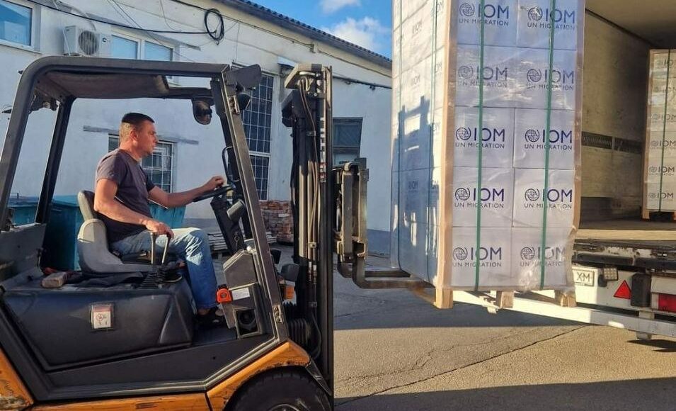 В хаб Попаснянской громады в Харькове поступили гигиенические наборы