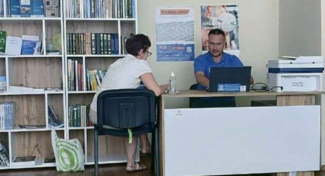 Каждую пятницу в хабе Старобельской РГА в Киеве переселенцев консультирует юрист