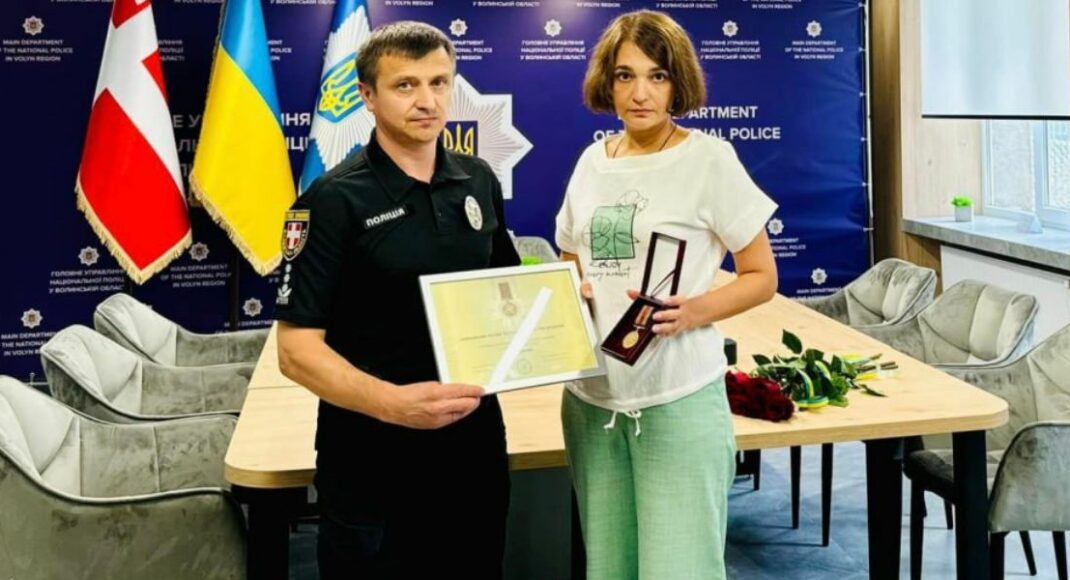 Мама загиблого поліціянта з Краматорська Богдана Засухіна отримала його відзнаку за оборону України (фото)
