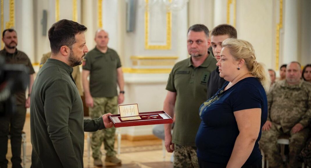 Зеленський вручив "Золоту Зірку" рідним загиблого захисника Маріуполя Сергія Кириленка