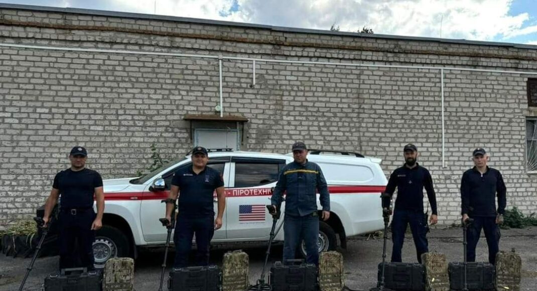 Луганским спасателям передали технику для разминирования