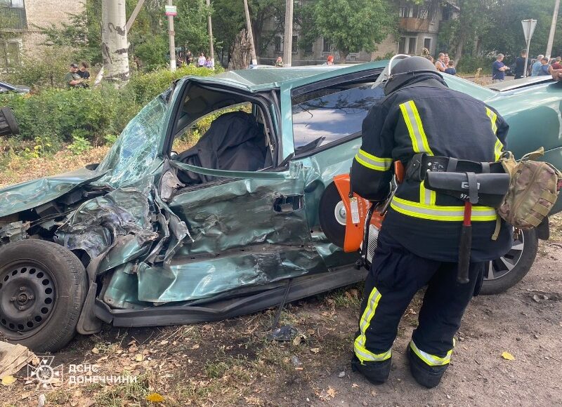 ДТП у Білицькому на Донеччині: рятувальники визволили чоловіка з понівеченого автомобіля