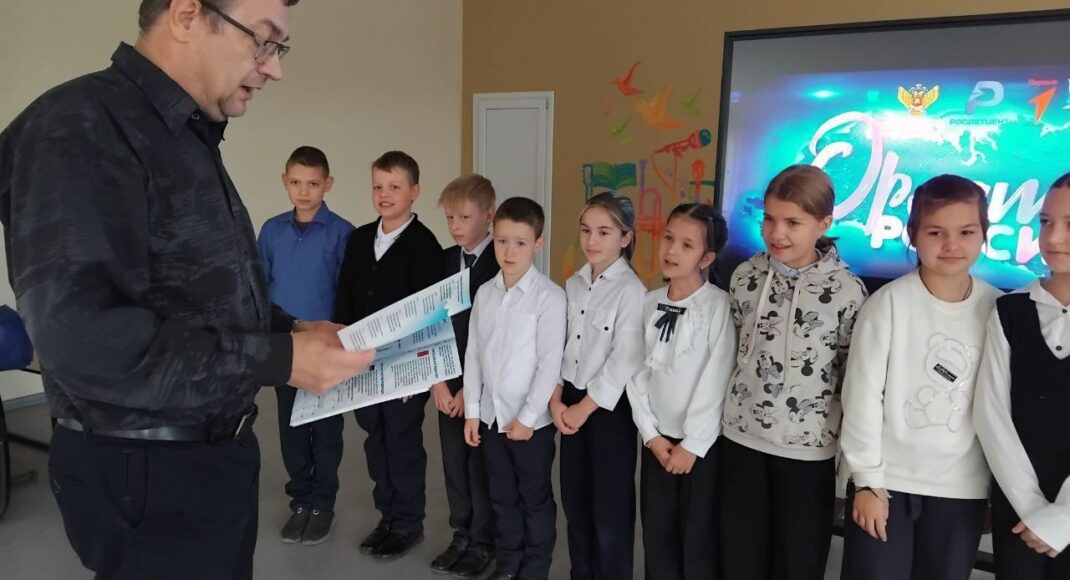 Мариупольских школьников оккупанты продолжают превращать в "орлят россии" (фото)