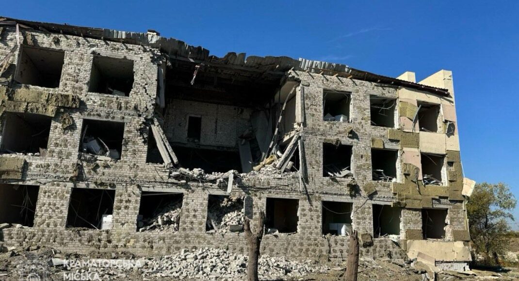 Краматорська міська рада показала наслідки сьогоднішнього російського обстрілу міста (фото)