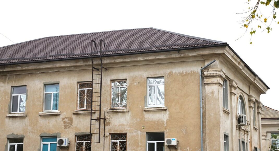 В Краматорской больнице №2 благотворители помогли отремонтировать крышу