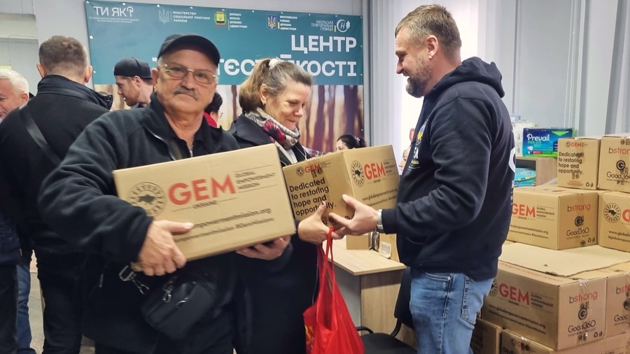В столичном центре поддержки ВПЛ Мариупольского района "Сердце Востока" раздавали гуманитарную помощь (фото)