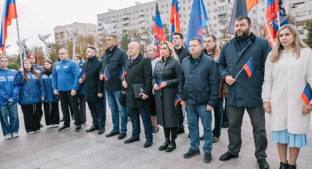 В оккупированном Мариуполе россияне отпраздновали день флага "днр" (фото)