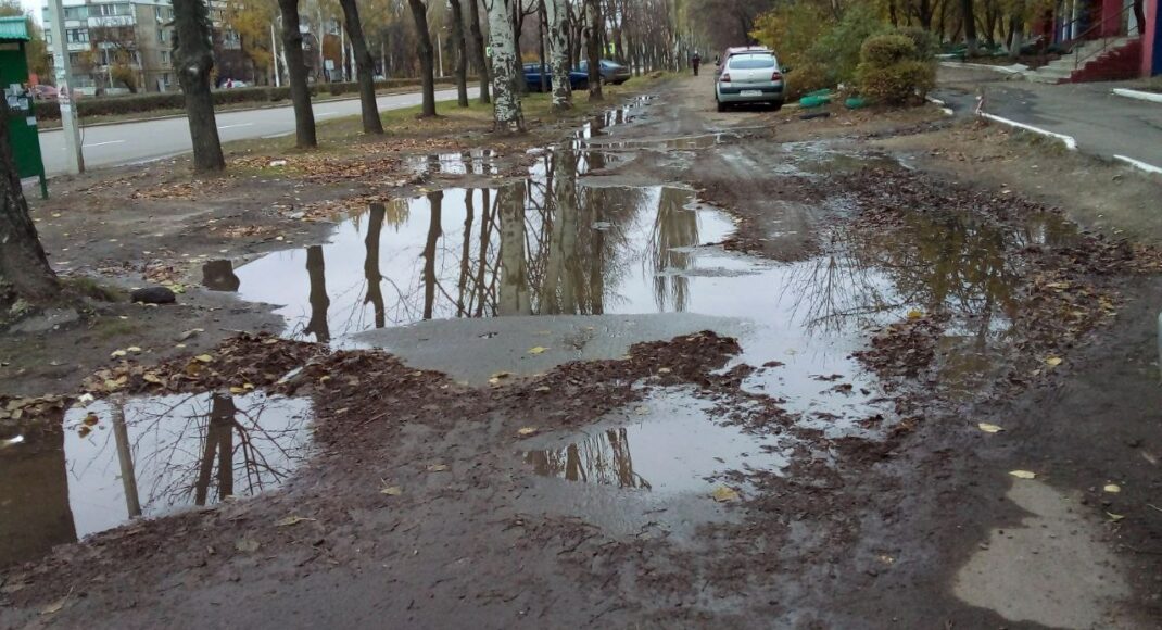 Прорывы канализации, грязь и свалки: "Жовта Стрічка" показала вид улиц Луганска