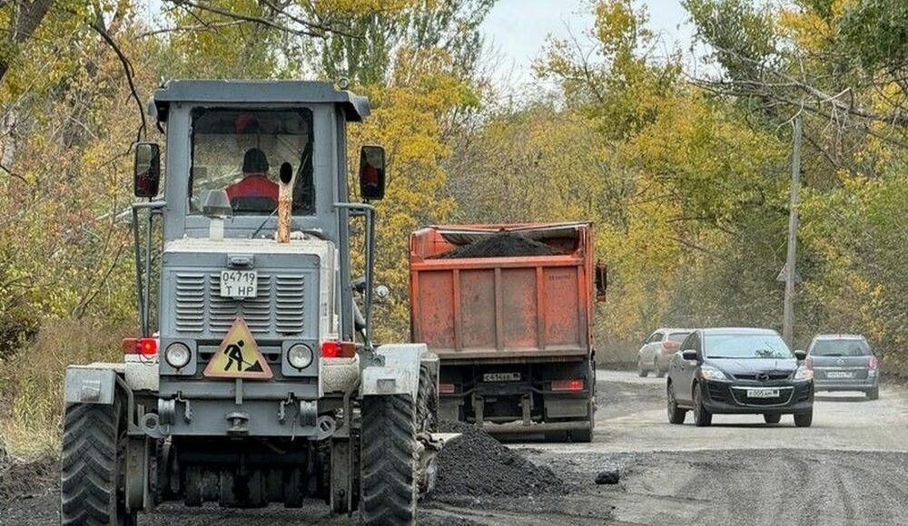 Біля Маріуполя окупанти ремонтують частину дороги до Криму