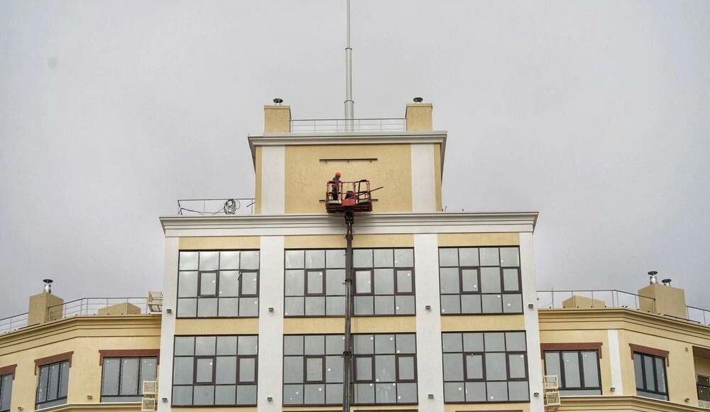 В Мариуполе на "Доме с часами" российские оккупанты монтируют циферблат (фото)