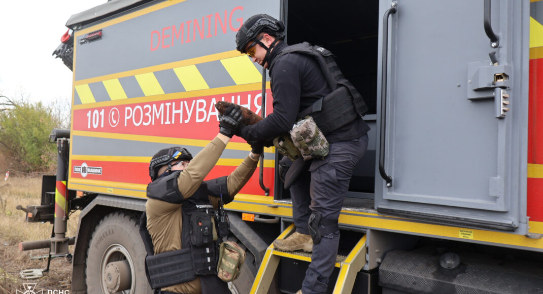 В Донецкой области пиротехники ГСЧС изъяли минометную мину и артиллерийские снаряды (фото)