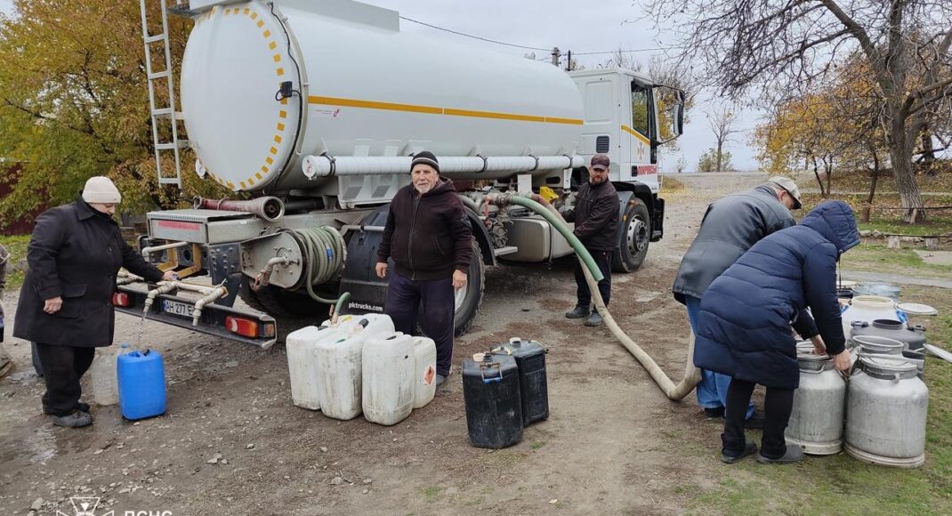 На Донетчине спасатели привезли 16 тонн питьевой воды жителям Константиновки (фото)