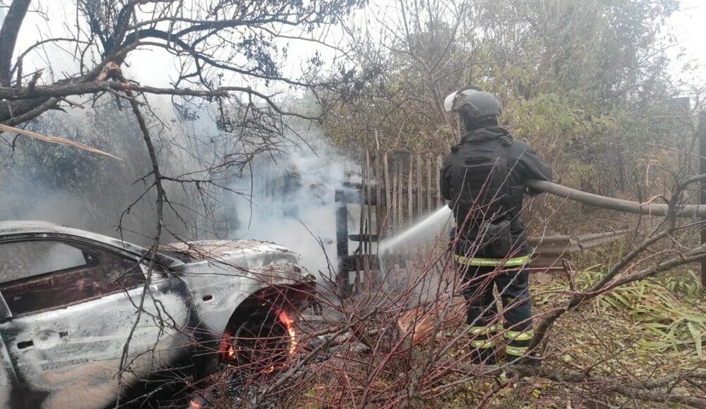 У Покровському районі через ворожий обстріл виникла пожежа легкового автомобіля
