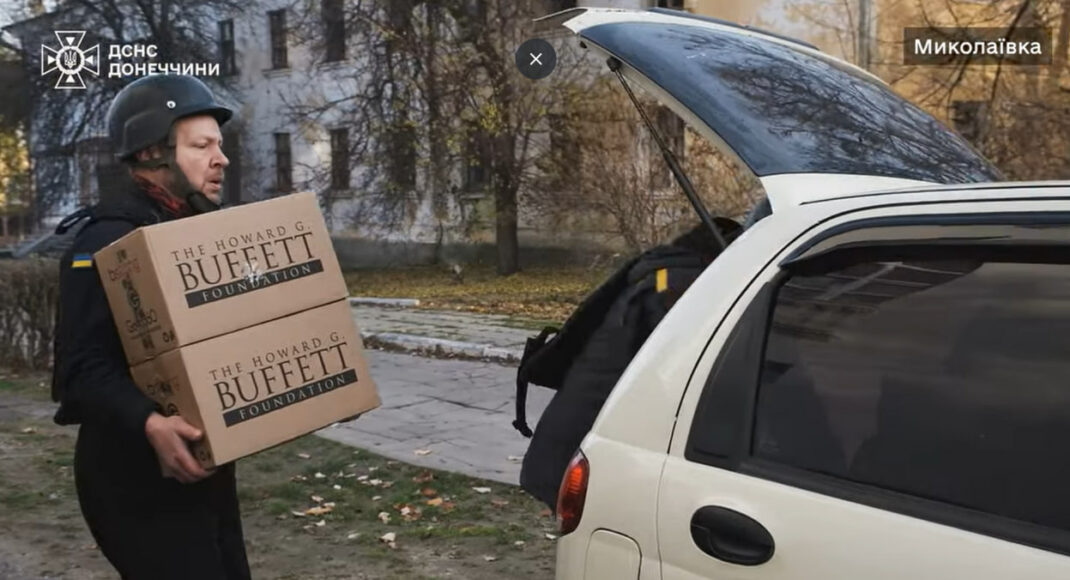 В Николаевке спасатели доставили более тонны гуманитарной помощи маломобильным людям (видео)