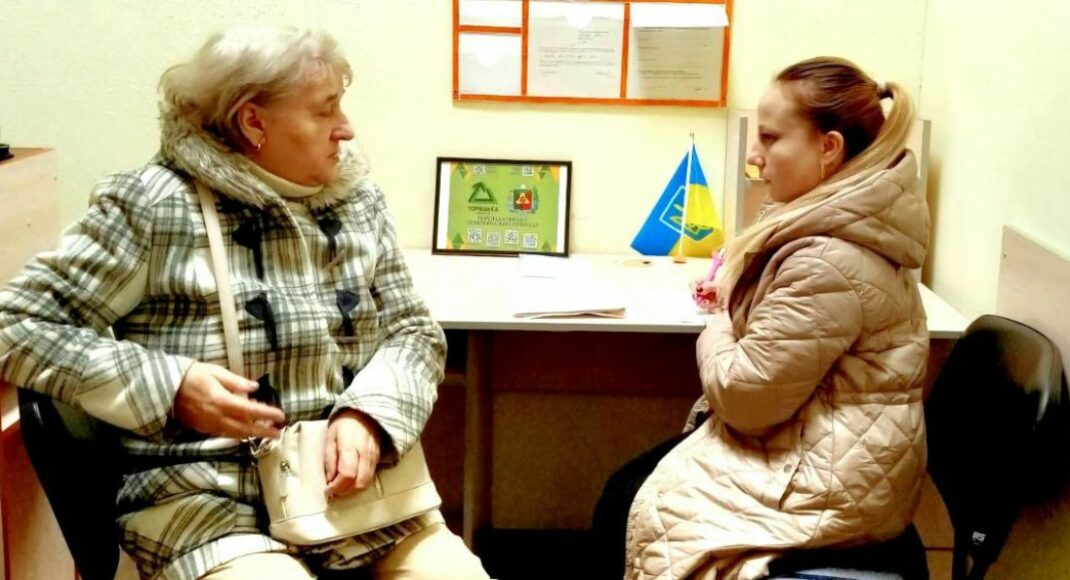 В Днепре переселенцев из Торецка принимала специалист по соцзащите