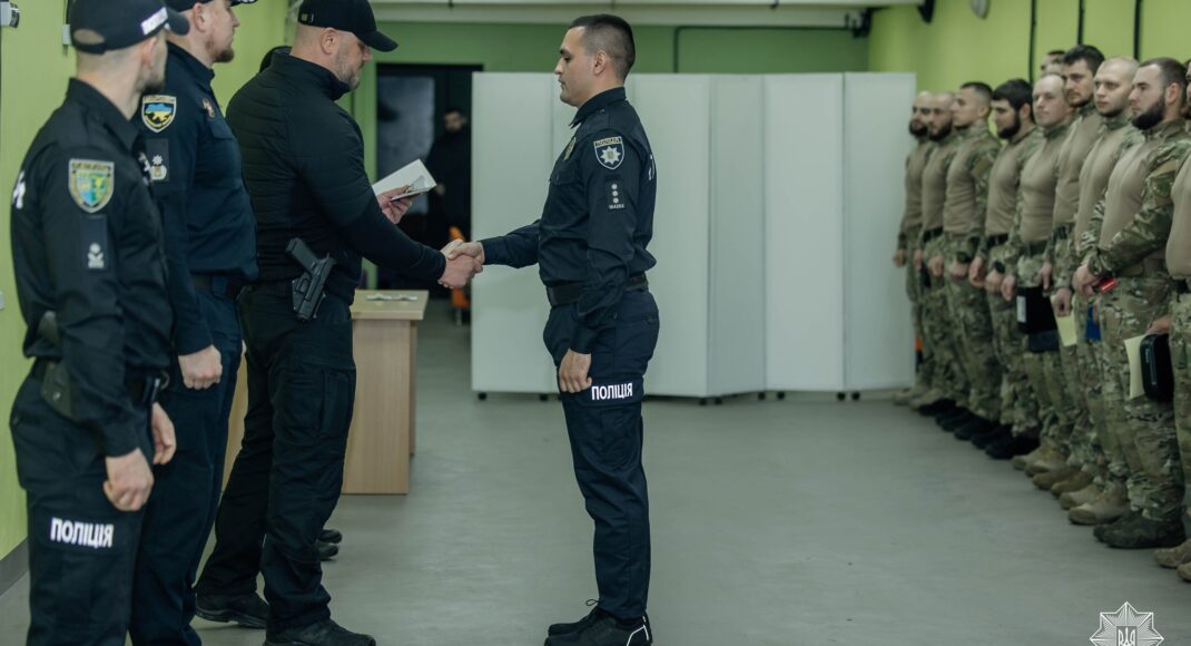 У Краматорську патрульним вручили почесні нагрудні знаки, відомчі відзнаки МВС та нагородну зброю (фото)