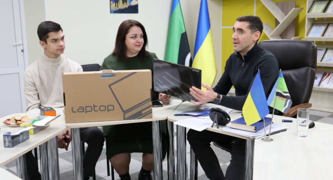 Ученики уязвимых категорий Добропольской громады получили 50 ноутбуков для дистанционного обучения