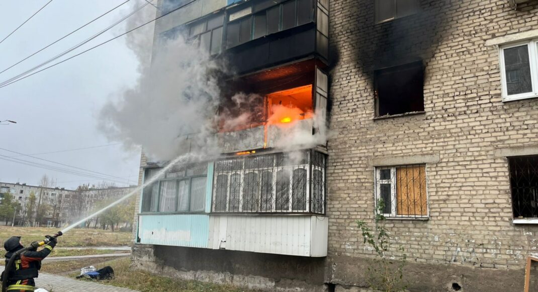 Вогнеборці дві години гасили пожежу у п'ятиповерхівці в Мирнограді на Донеччині