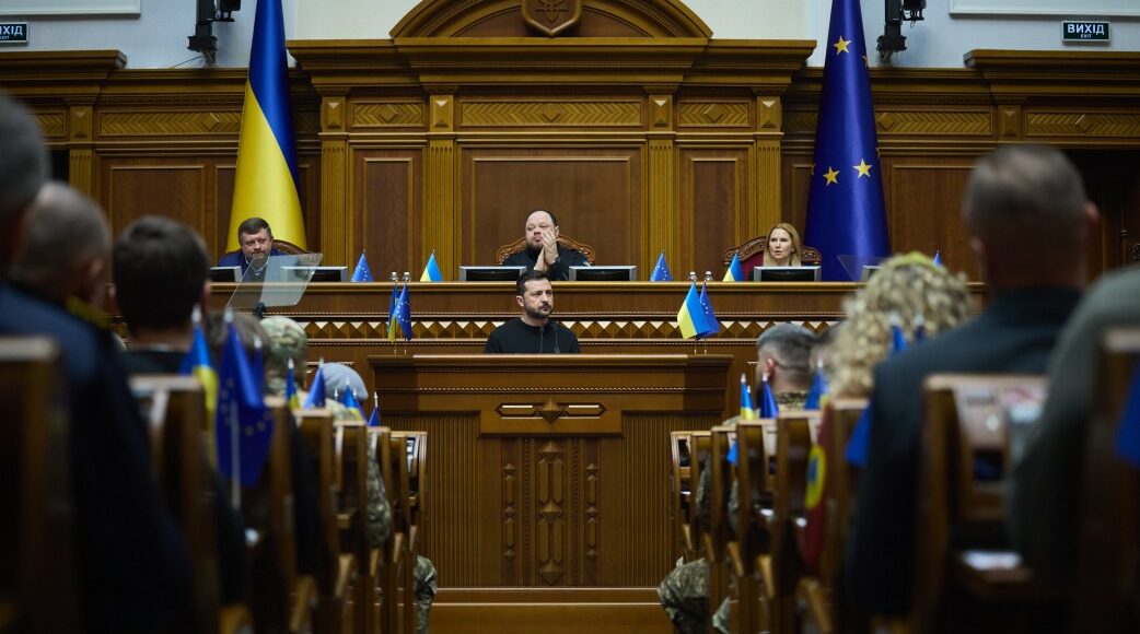 Стійкість держави має базуватися на максимальній ефективності управління в громадах, — Зеленський у плані внутрішньої стійкості України