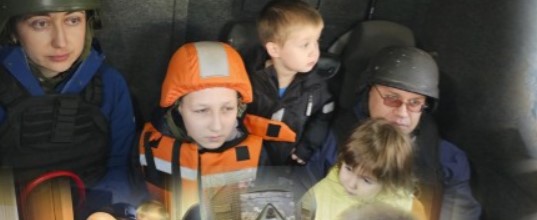 "Білі янголи" вивезли з Костянтинівки сім'ю з трьома дітьми (відео)