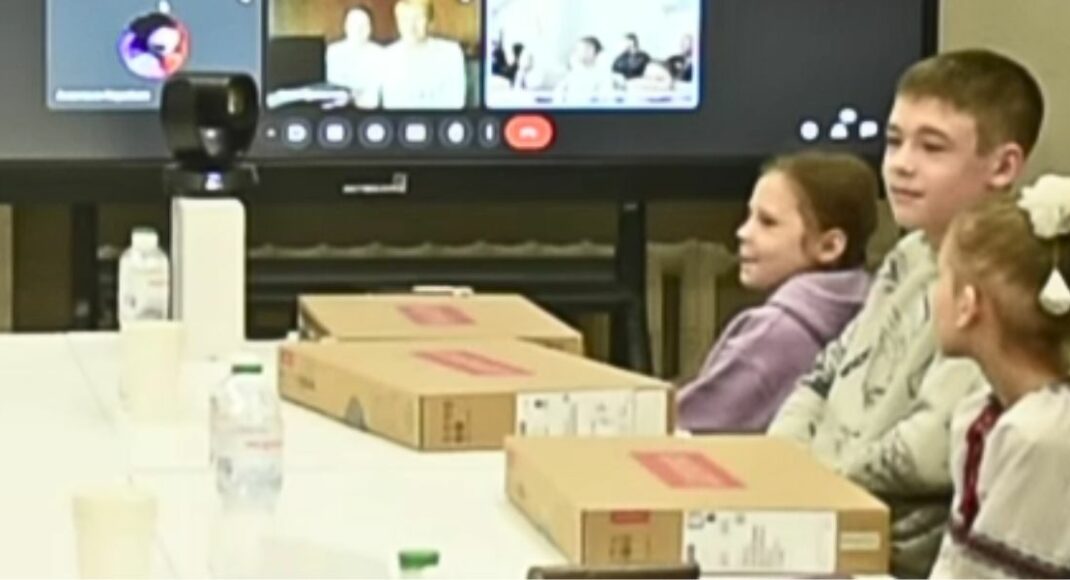 324 школьника Донетчины получили ноутбуки для дистанционного обучения (видео)