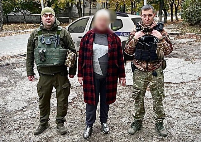 Луганские полицейские помогли коллегам эвакуировать 70-летнюю женщину из Купянского района