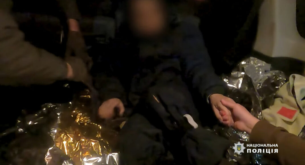 У Кураховому екіпаж поліції "Білий янгол" врятував поранене подружжя (відео)