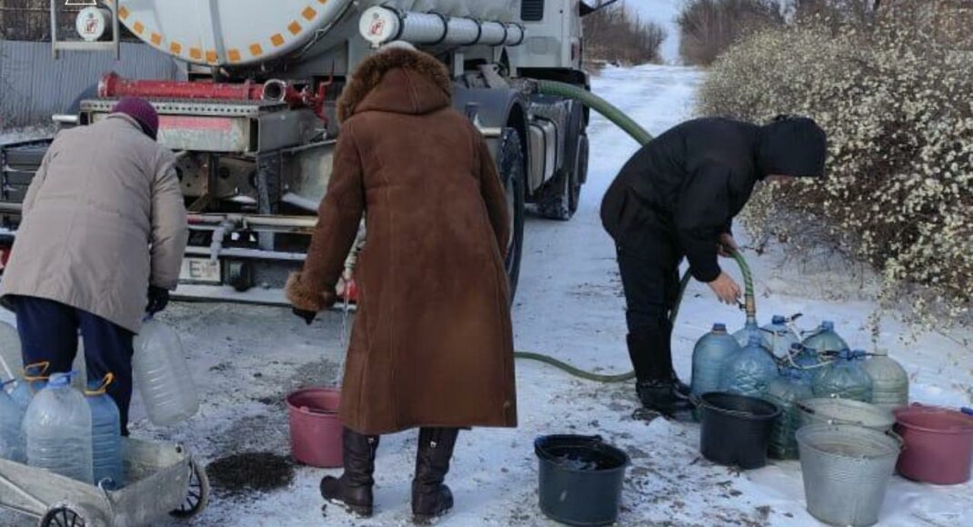 Більше 100 тонн води підвезли рятувальники мешканцям прифронтових населених пунктів на Донеччині