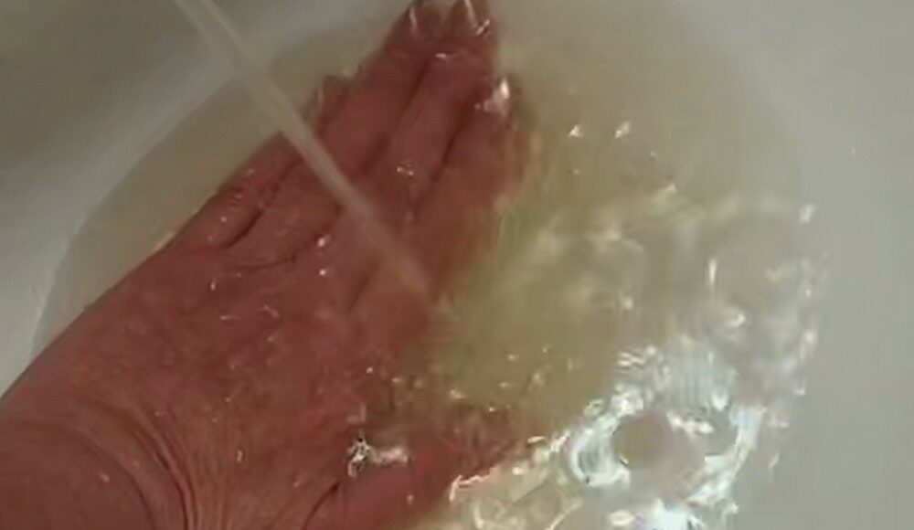 В районе оккупированного Донецка идет вода со зловонием канализации (видео)