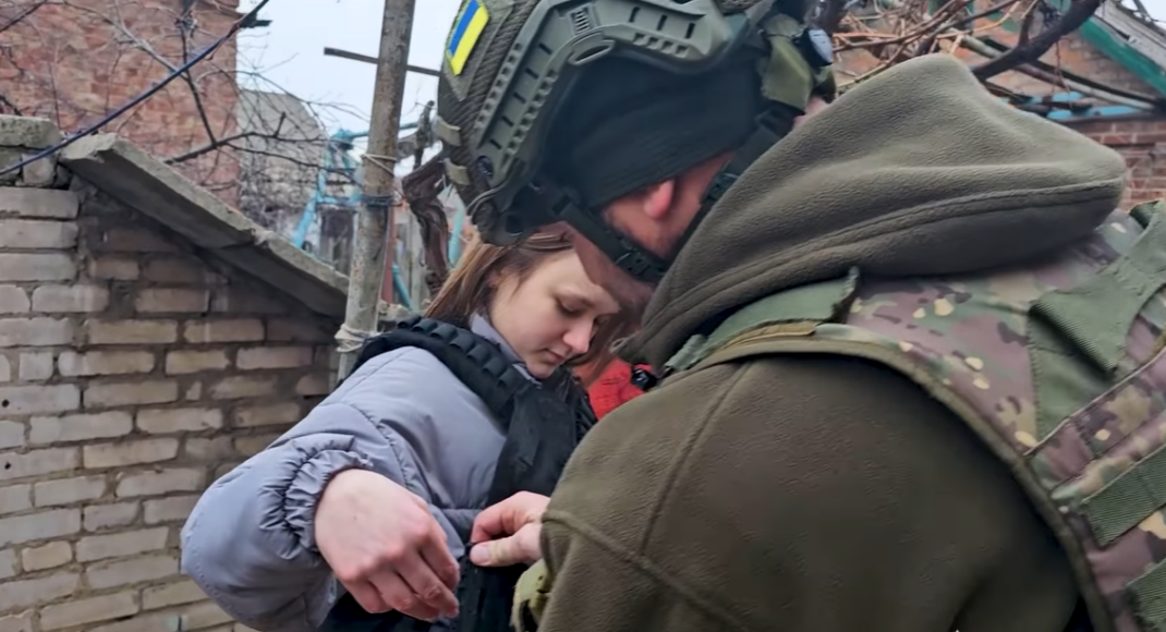 З Костянтинівки поліцейські евакуювали дві родини з трьома дітьми (відео)