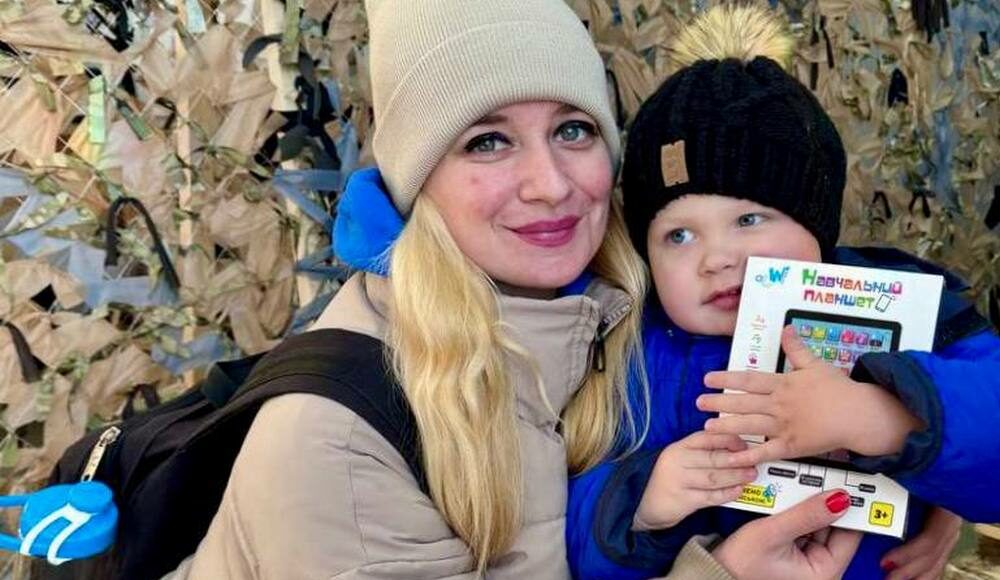 Учебные планшеты и развивающие наборы получили дети переселенцев из Мариуполя (фото)