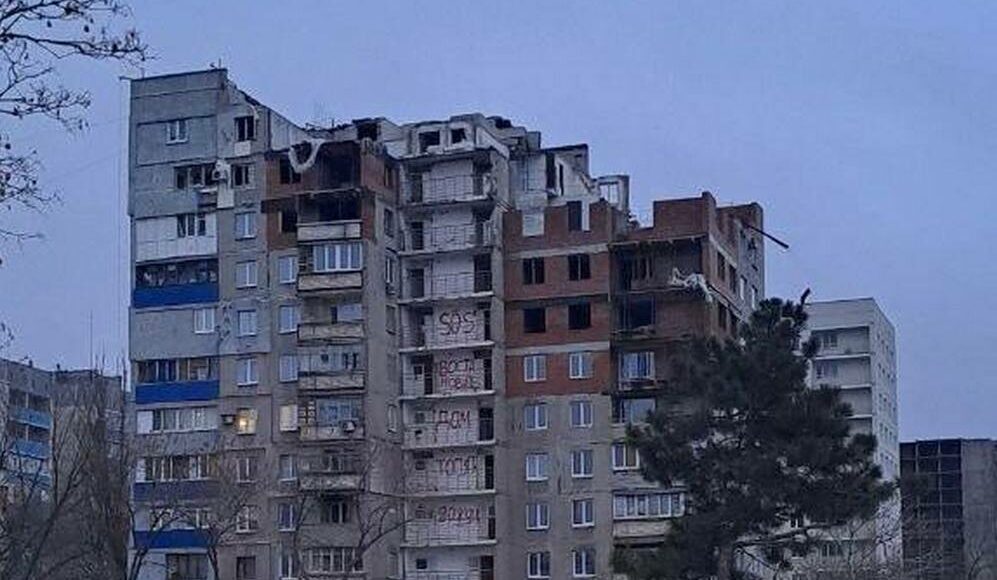 Маріупольці живуть у будинку без даху і замерзають