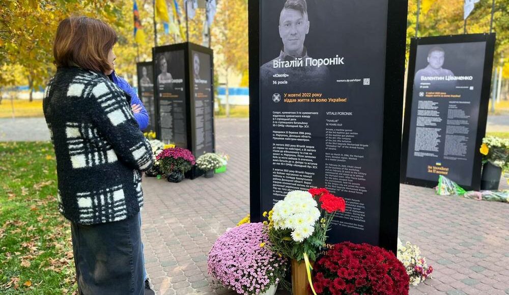 У Дніпрі встановили меморіал захиснику Маріуполя (фото)
