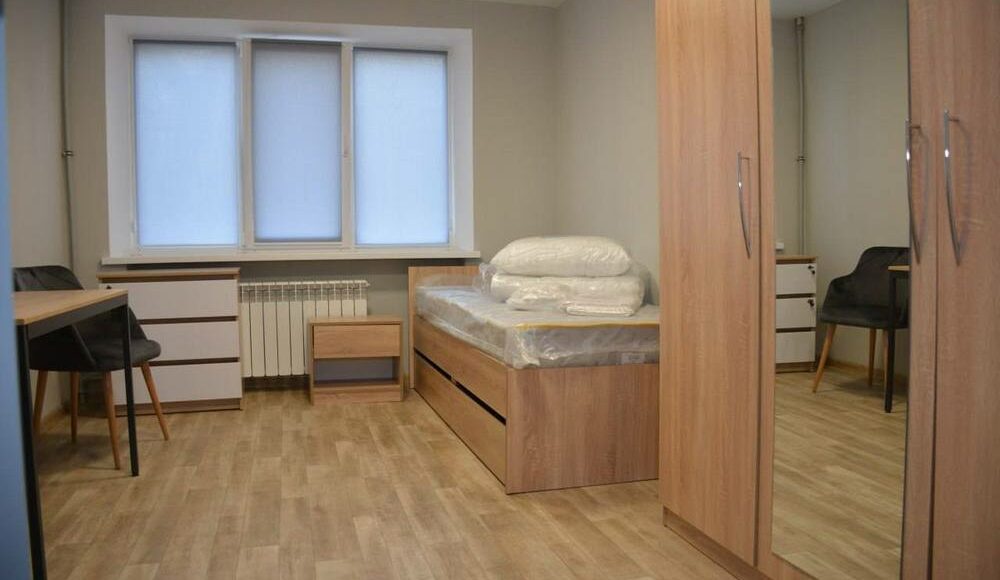 21 родина переселенців з Маріуполя отримали ключі від кімнат у першому соціальному житлі у Києві