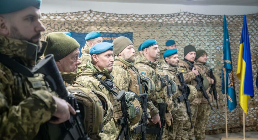 На восточном направлении за службу и победы наградили морских пехотинцев (фото)