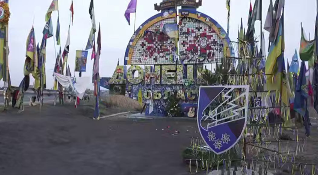 Незвична ялинка зʼявилась біля стели на в’їзді у Донецьку область (відео)