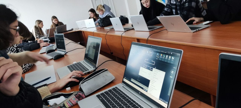 Цифровые образовательные центры, оборудованные при поддержке Правительства Японии, работают для детей Донетчины