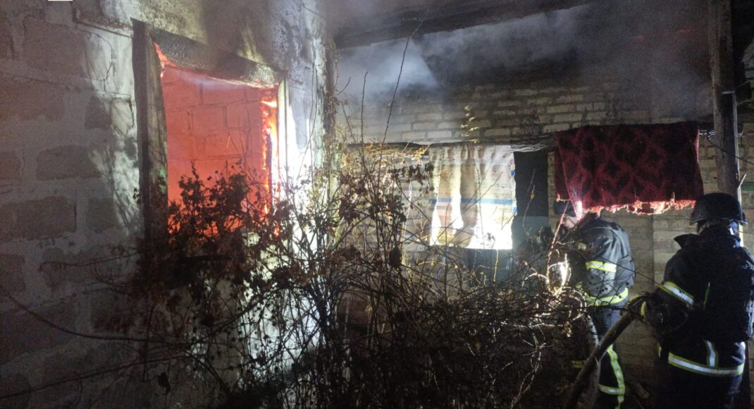 В Покровском районе чрезвычайники спасли мужчину из пожара
