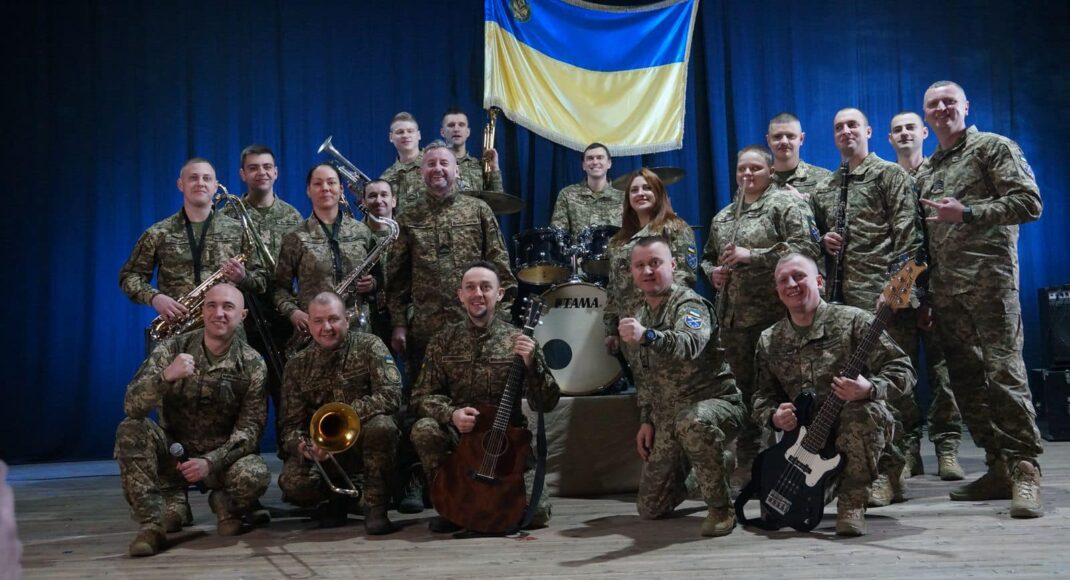Військовий оркестр, нацгвардійці та "Жадан і Собаки" разом виконали "Мальви"