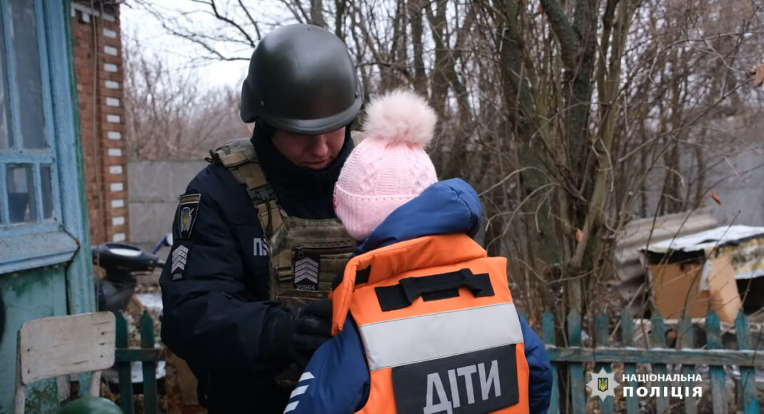 Из прифронтового села Яблоновка полиция эвакуировала девочку с родителями (видео)