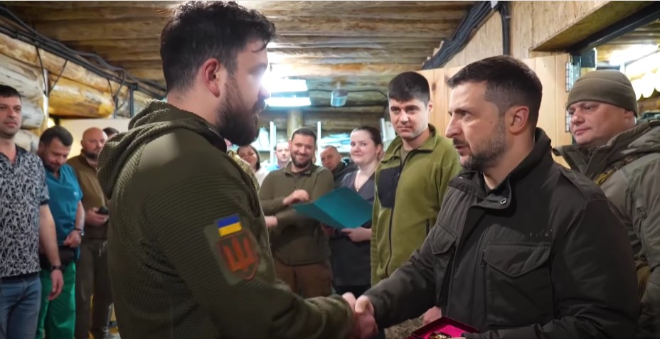 Зеленський відвідав першу в Україні підземну передову хірургічну групу, нагородив медиків (відео)