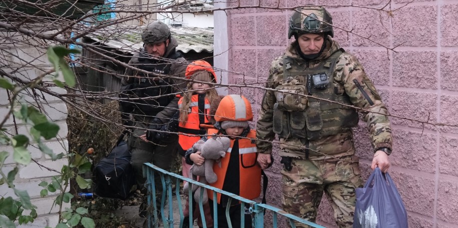 Двох дітей з матір'ю евакуювали бахмутські "білі янголи" з прифронтового Удачного (відео)