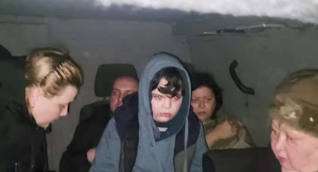 У поліції показали, як "Білі янголи" рятували з пекла у Кураховому дітей, дорослих і собаку (відео)