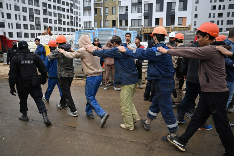 На ТОТ росіяни почали змушувати мігрантів підписувати контракти на війну