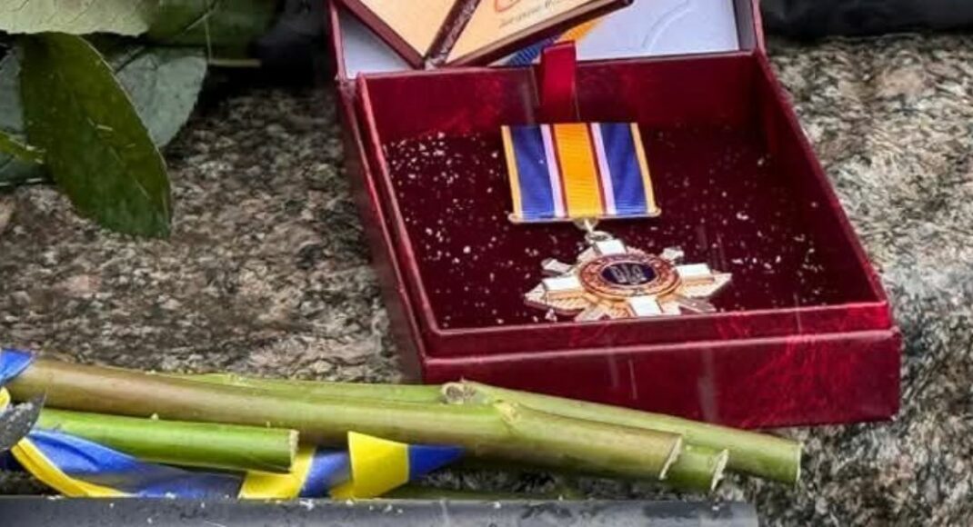 Жена погибшего пограничника Богдана Сергиенко из Троицкой громады получила его государственную награду (фото)