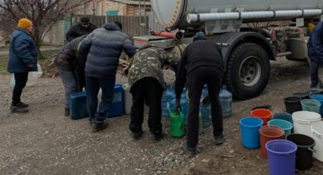 Замість відновлення нормального водопостачання, в окупованому Донецьку загарбники анонсували передноворічний підвіз води