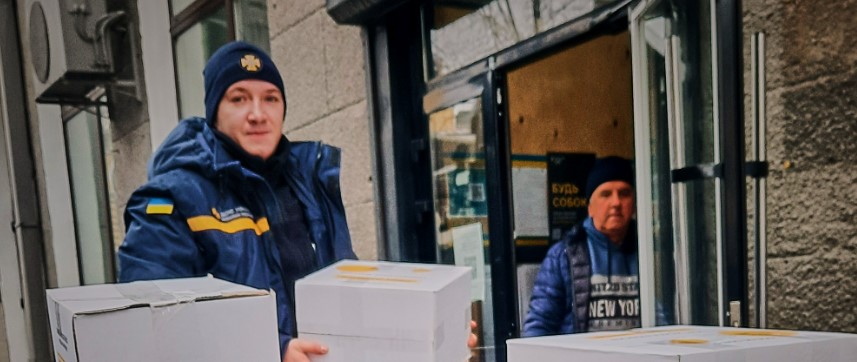 7 тонн продуктовых наборов для переселенцев с Луганщины доставили в Харьков спасатели