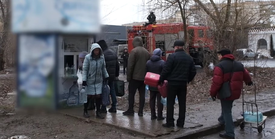 Спасатели Донетчины показали, как подвозят воду жителям трех городов, оставшихся без централизованного водоснабжения (видео)