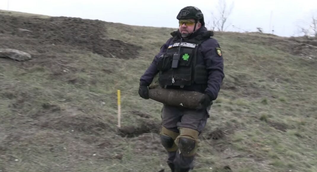 У Святогірській громаді на Донеччині сапери ДСНС знешкодили гранату та два артилерійські снаряди (відео)