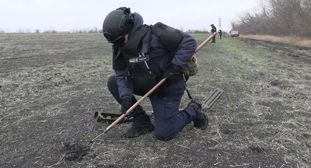 Саперы ГСЧС обследовали поля вблизи села Коровий Яр на Донетчине (видео)